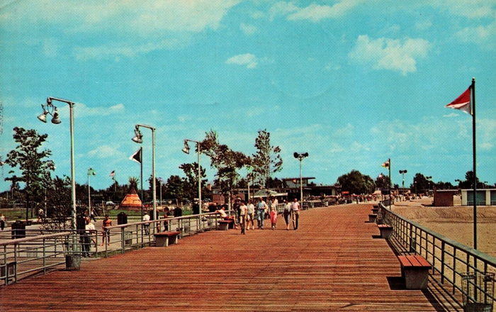 Lake St. Clair Metropark (Metro Beach, Metropolitan Beach) - Vintage Postcard